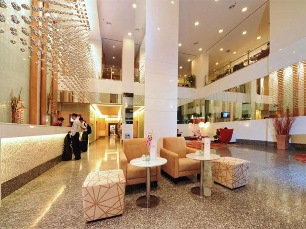 Grand Borneo Hotel Кота-Кинабалу Экстерьер фото
