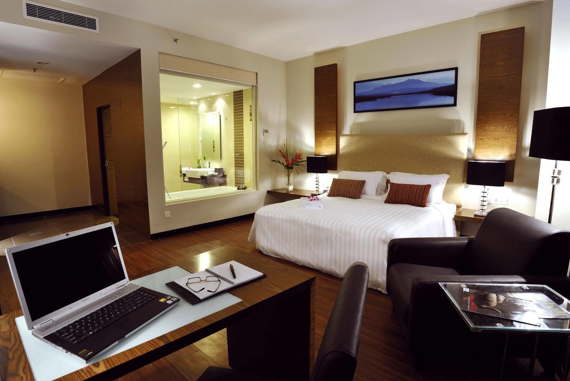 Grand Borneo Hotel Кота-Кинабалу Экстерьер фото