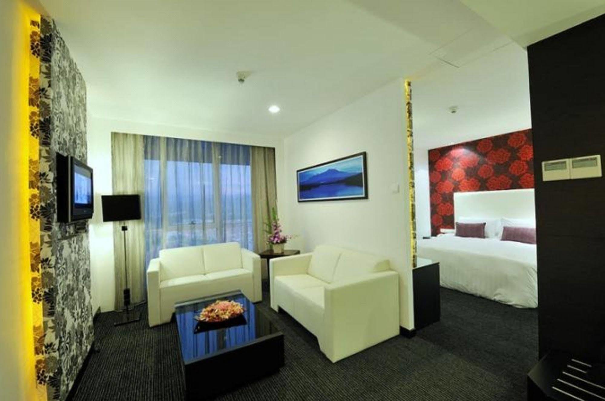 Grand Borneo Hotel Кота-Кинабалу Экстерьер фото