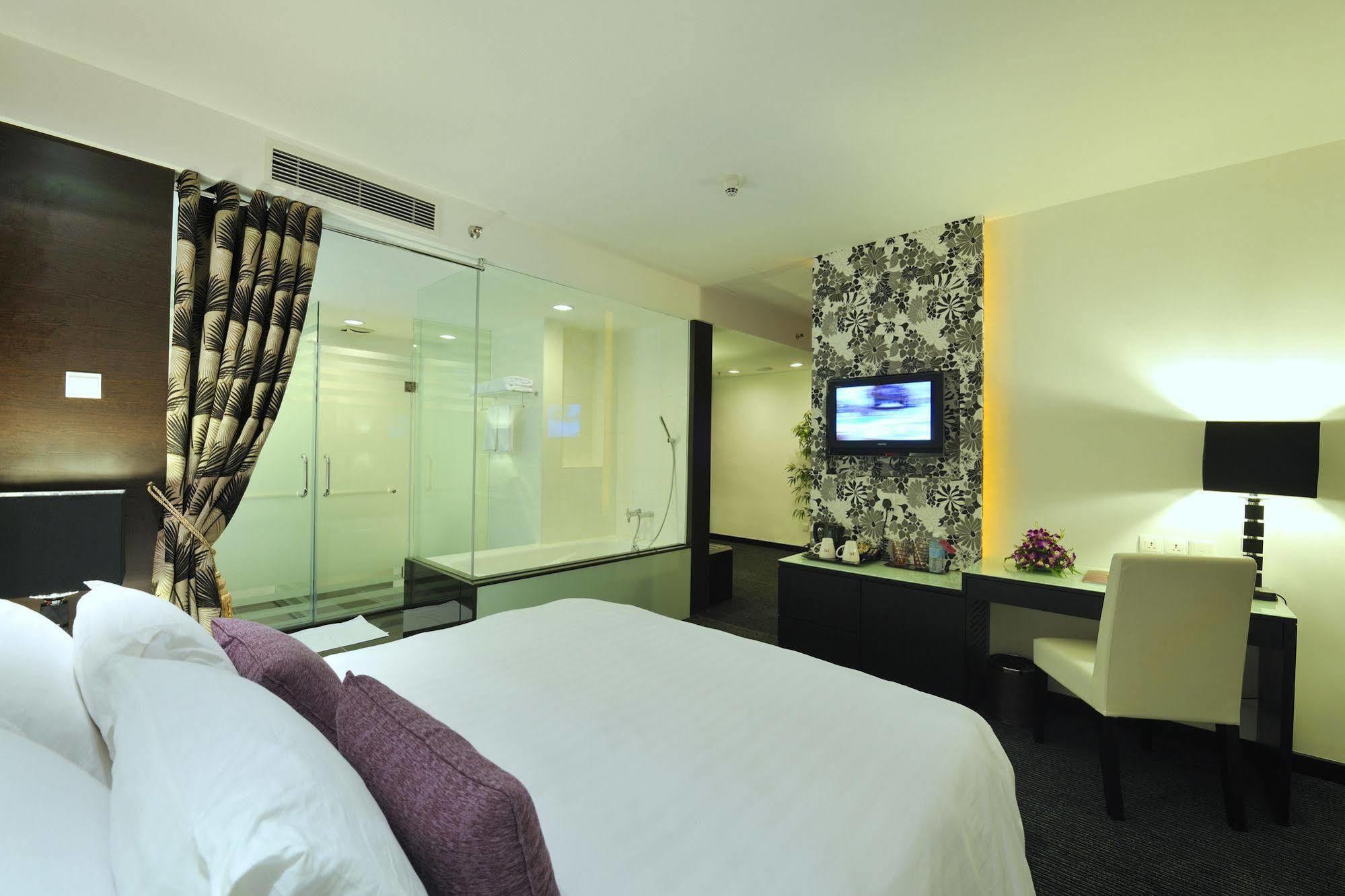 Grand Borneo Hotel Кота-Кинабалу Экстерьер фото