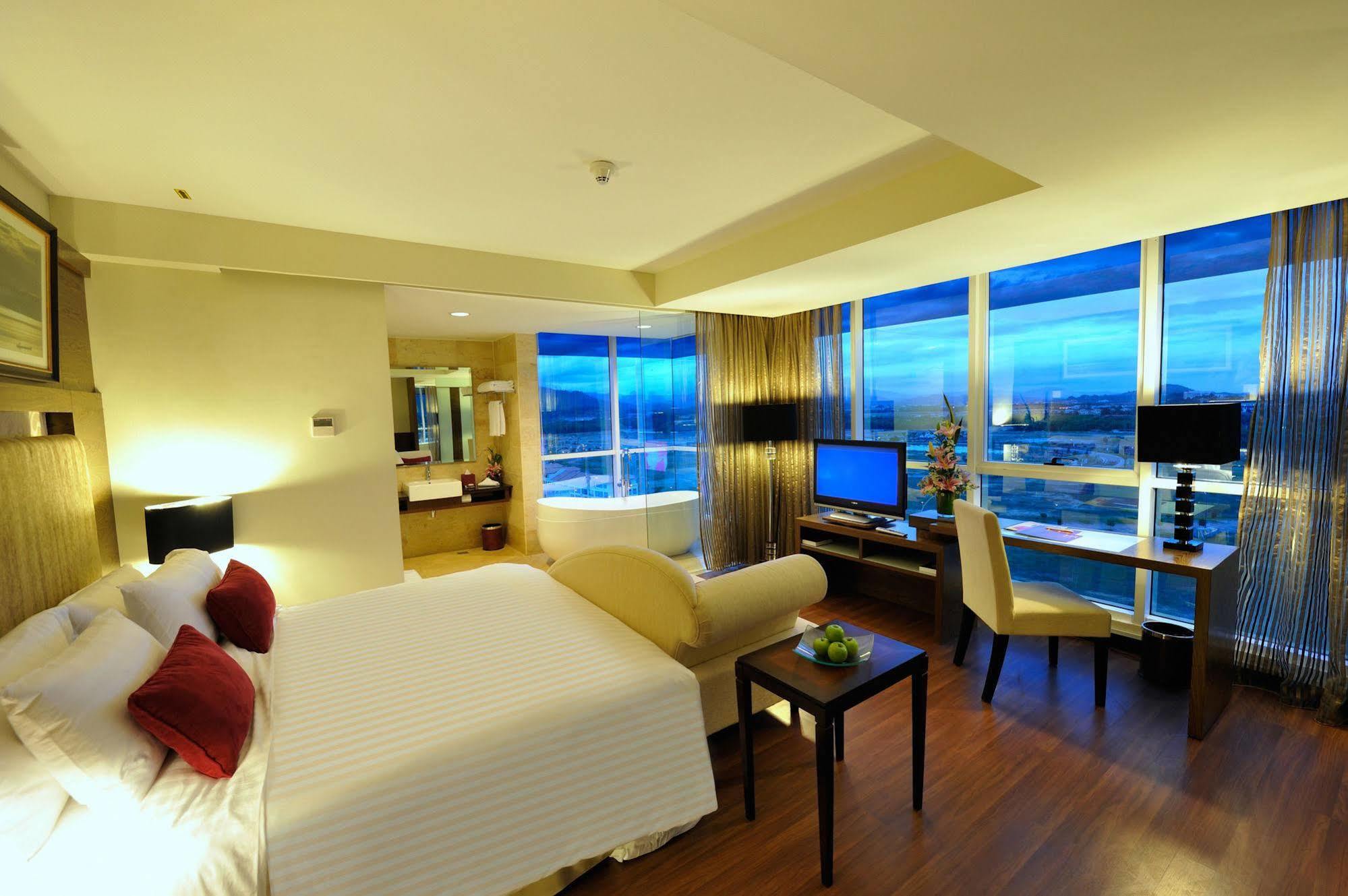 Grand Borneo Hotel Кота-Кинабалу Экстерьер фото