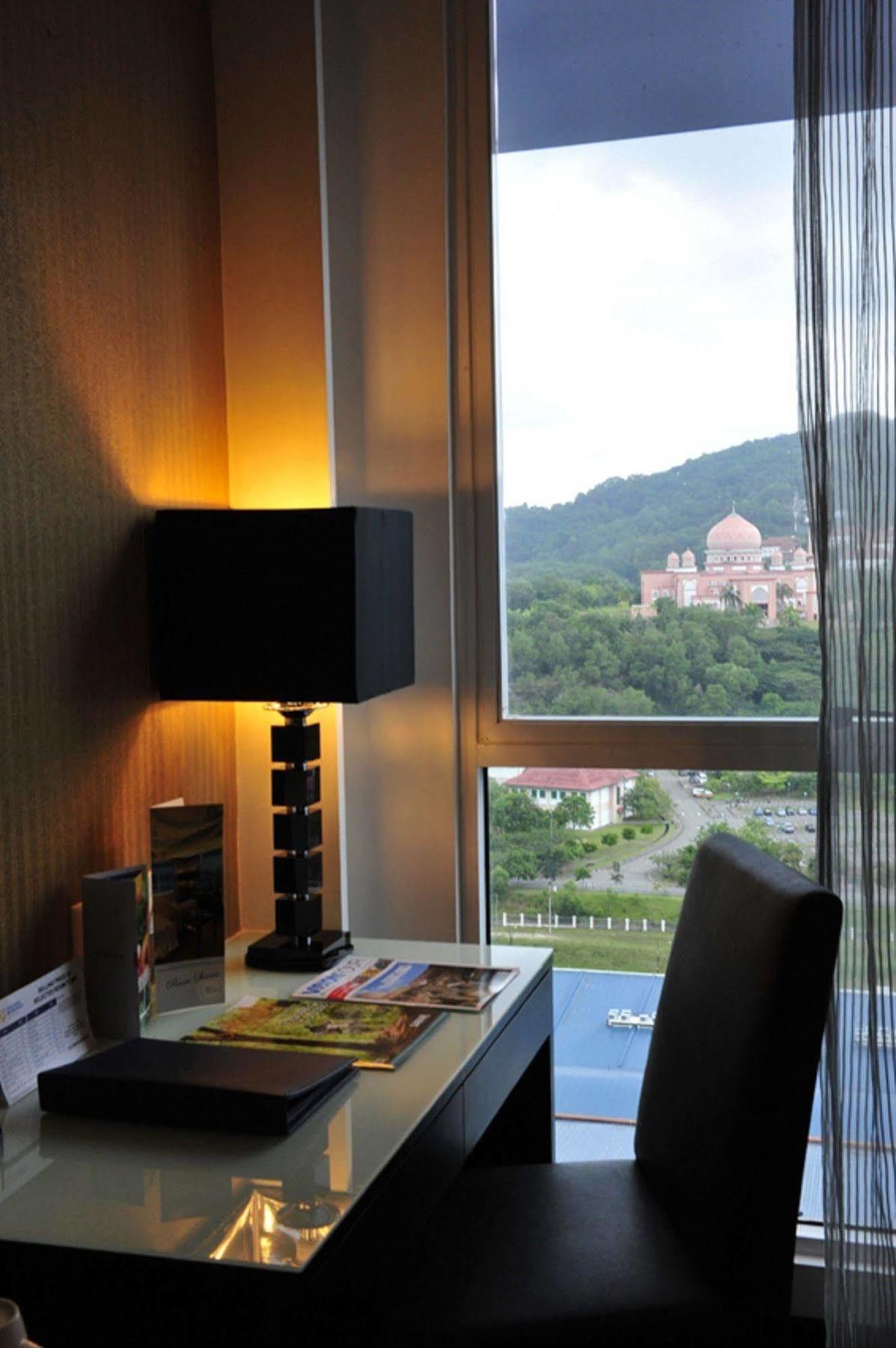 Grand Borneo Hotel Кота-Кинабалу Экстерьер фото