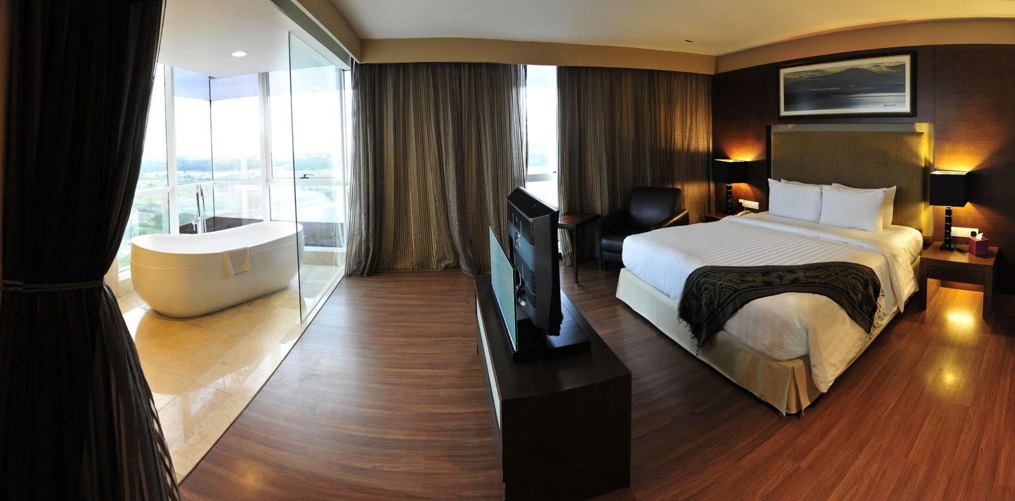 Grand Borneo Hotel Кота-Кинабалу Экстерьер фото