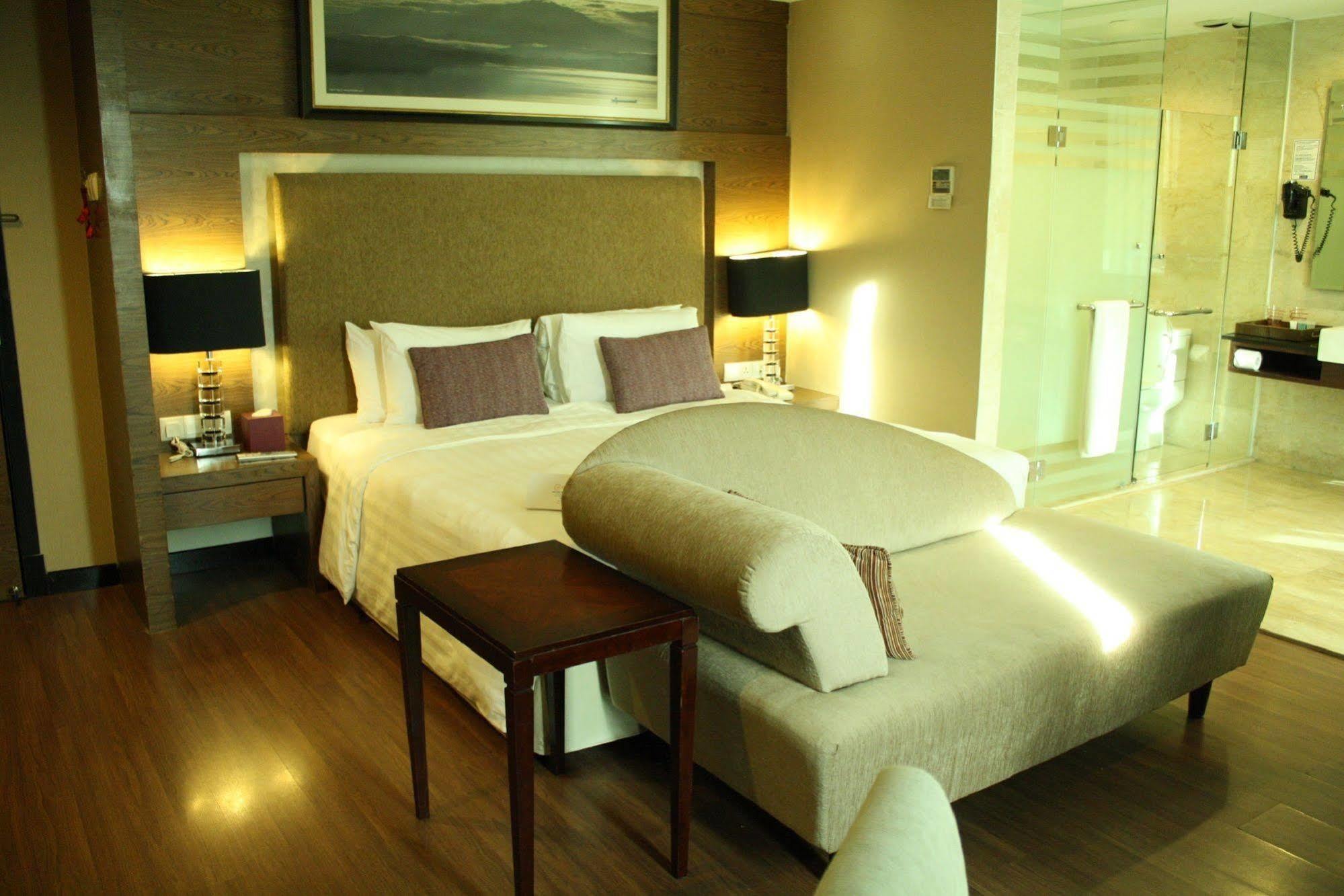 Grand Borneo Hotel Кота-Кинабалу Экстерьер фото