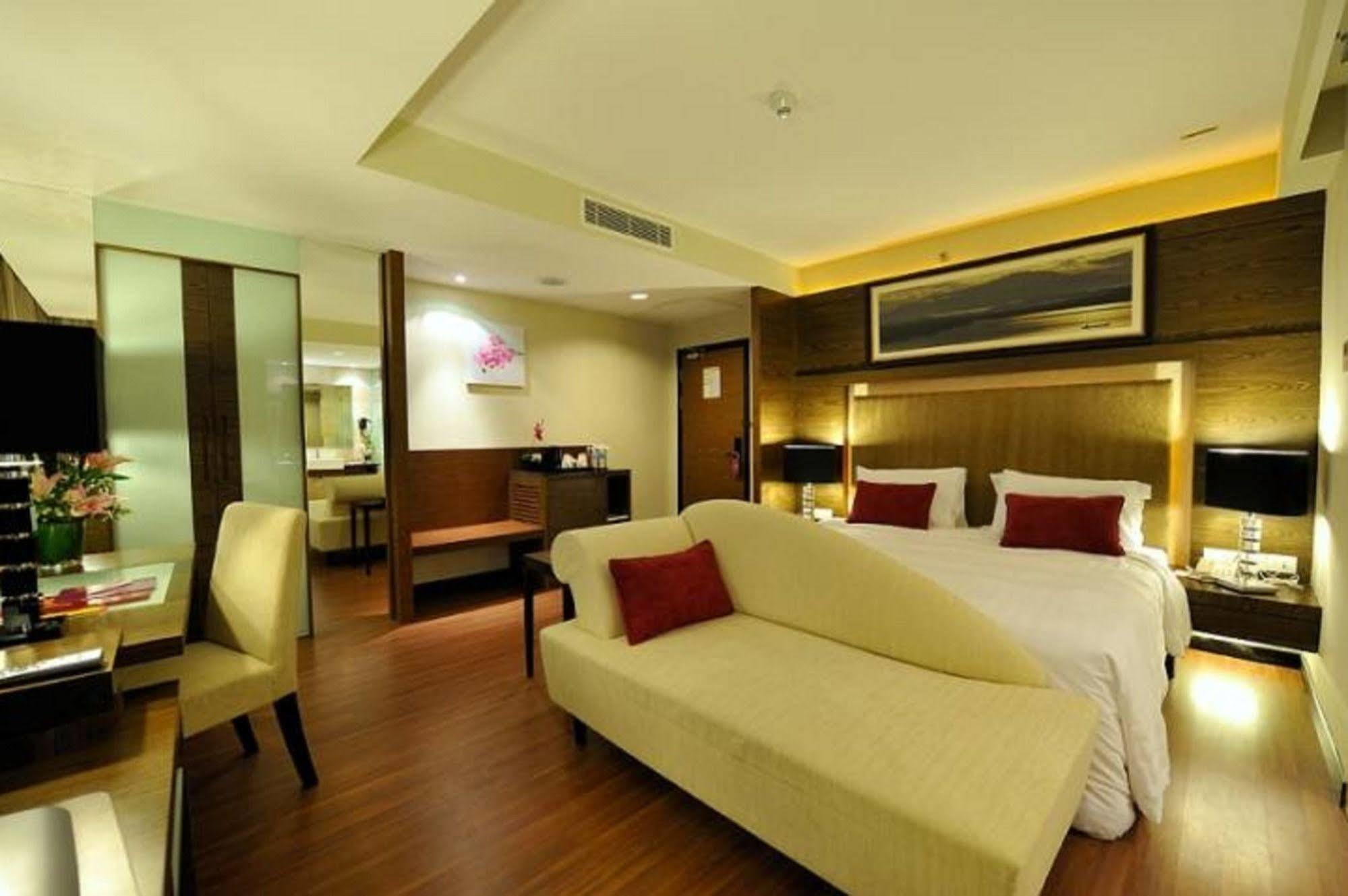 Grand Borneo Hotel Кота-Кинабалу Экстерьер фото