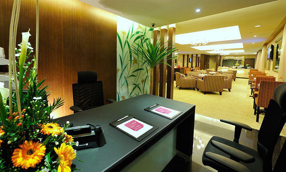 Grand Borneo Hotel Кота-Кинабалу Экстерьер фото